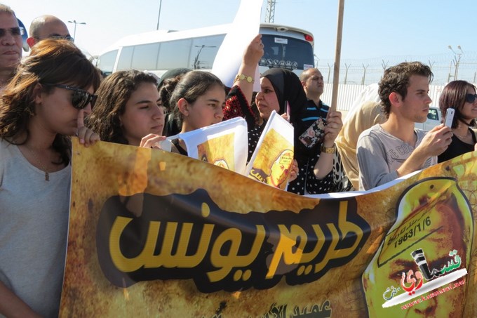 المئات يتظاهرون امام سجن هداريم للمطالبة باطلاق سراخ الاسرى